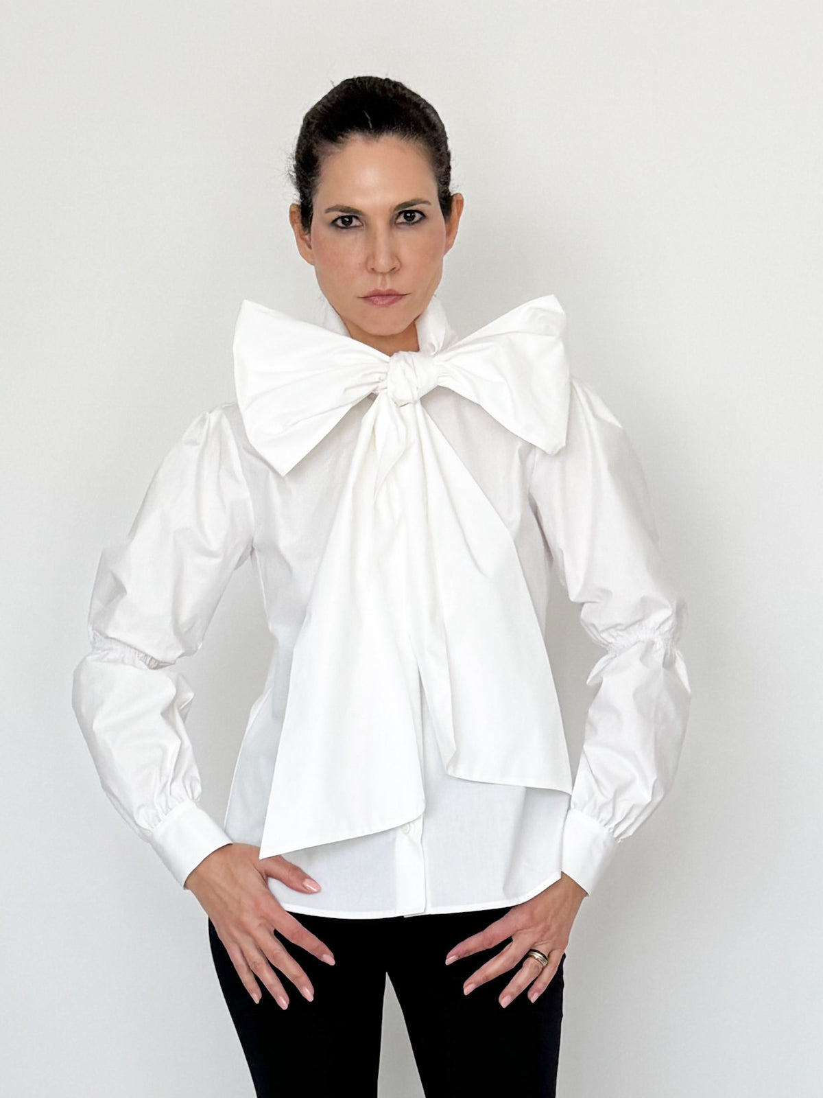 Cămașă elegantă cu fundă amplă la gât