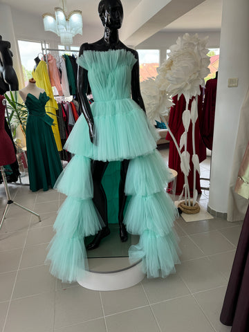 Rochie scurtă din tull cu corset și trenă detașabilă