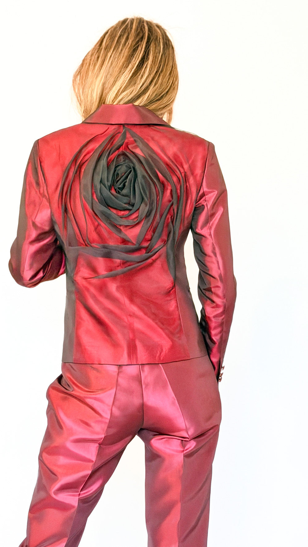 Blazer scurt din tafta cu trandafir fronsat pe spate