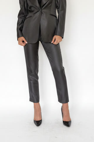 Pantaloni eleganți cu croială carrot din stofă de viscoză peliculizată