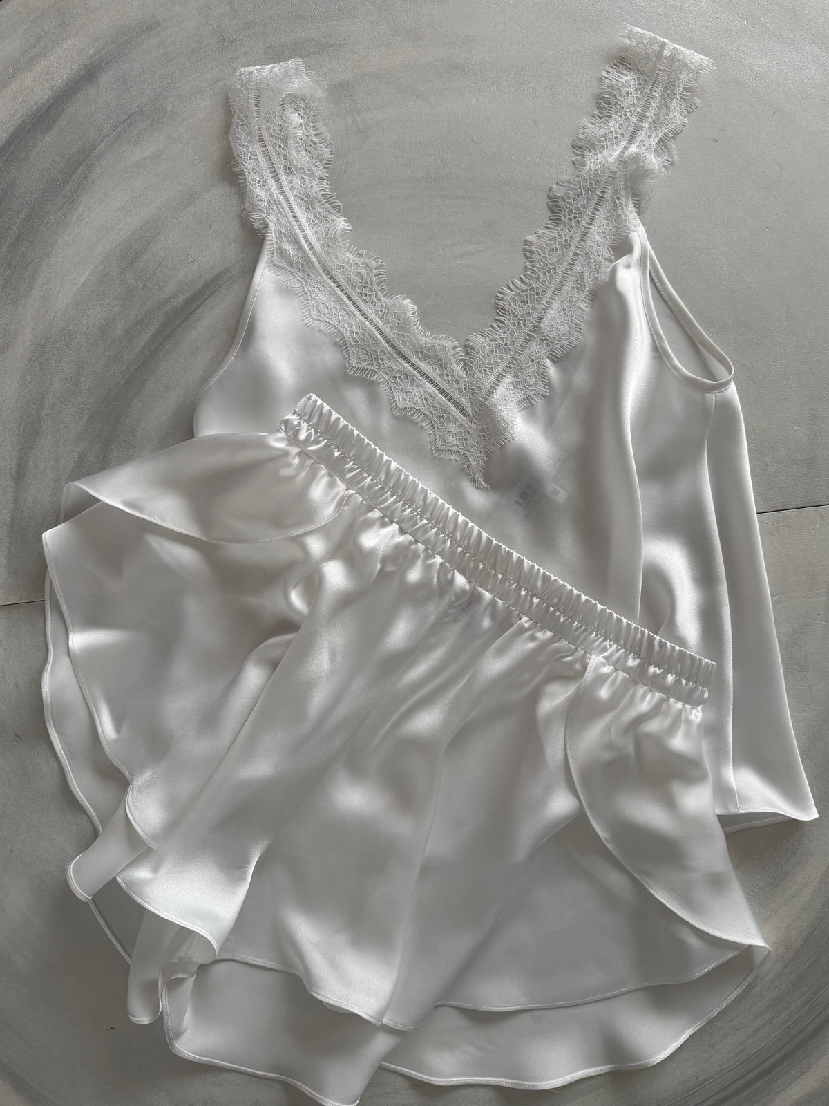 Pijama din mătase cu pantaloni scurți cloș și maieu cu dantelă Chantilly