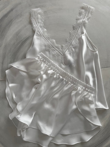 Pijama din mătase cu pantaloni scurți cloș și maieu cu dantelă Chantilly