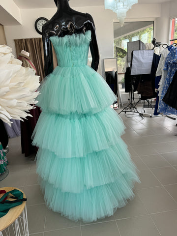 Rochie scurtă din tull cu corset și trenă detașabilă