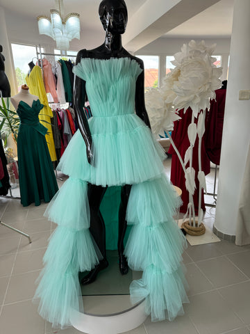 Rochie scurtă din tull cu corset și trenă detașabilă