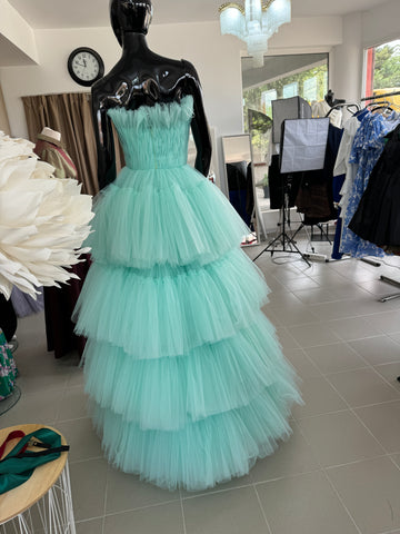 Rochie scurtă din tull cu corset și trenă detașabilă