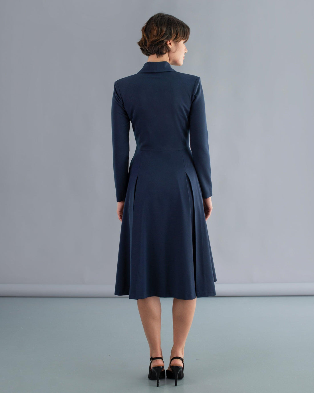 Vedere din spate rochie blazer eleganta cambrata pe talie cu fusta ampla Idyllic.